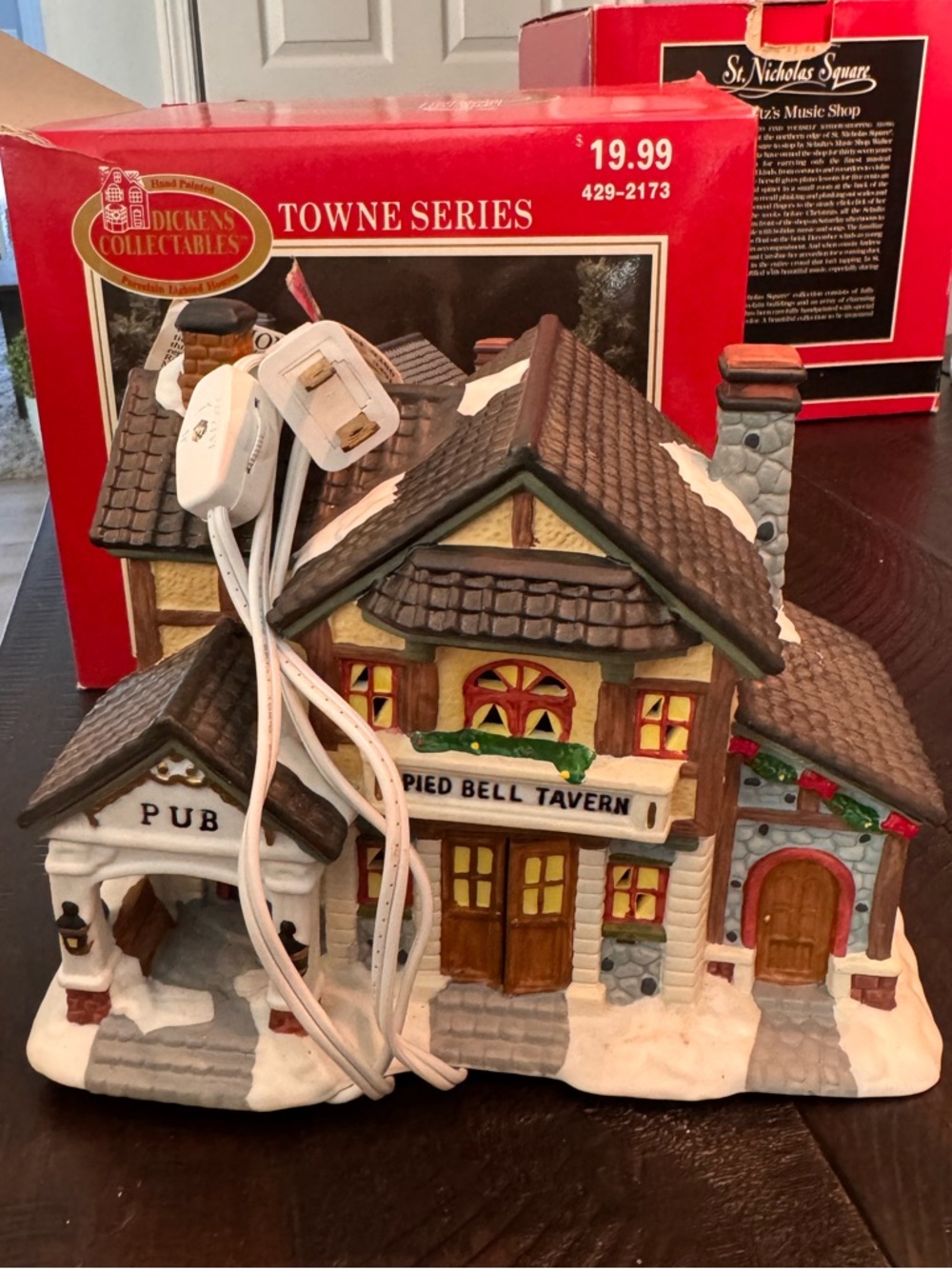 Dickens Collection - Towne Series - Pied Bell Pub & Tavern LED Holiday Village